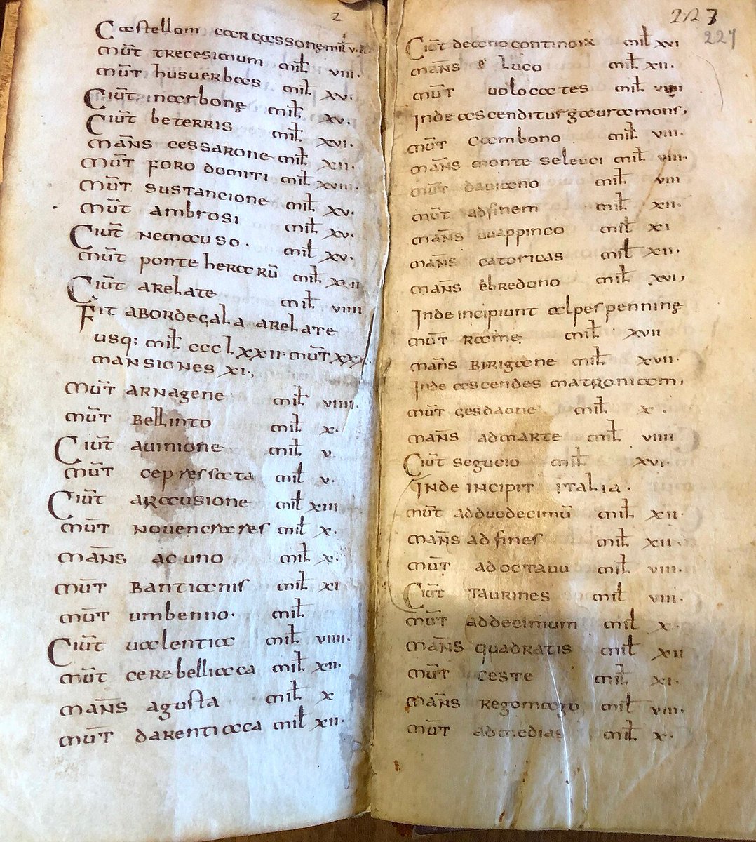 Lucius_Gellius's tweet photo. 1/2 Voyager dans l'empire romain avec @PeregrinaCastra  : l'Itinerarium Burdigalense est un précieux manuscrit,  écrit par un anonyme romain en 333 après JC, qui décrit precisément son itinéraire terrestre de pélerinage entre Bordeaux et Jerusalem par les voies romaines.

L'auteur est un voyageur chrétien qui a visiblement pu bénéficier du Cursus Publicus le long des voies  et de tous ses avantages: des relais avec changement des chevaux, réparations, restauration,  hébergement... L'utilisation du Cursus publicus est normalement réservé aux agents de l'Empereur et gouverneurs de province et aux magistrats. Le fait que ce pélerin ait eu un laisser-passer laisse penser qu'il s'agit d'un personnage important ayant suffisamment de relations, peut-être un évêque. 

Une copie médiévale sur parchemin est archivée à la BNF. Intéressons-nous à son itinéraire entre Bordeaux et Toulouse, qu'il a parcouru en 4 jours seulement, soit une moyenne de 60 km par jour, en   chariot de voyage, probablement une carruca. 

Sur cette portion de l'itinéraire, le pélerin décrit les distances entre les étapes en leuga, les lieux gauloises qui étaient donc toujours en vigueur au IVe siècle, le reste de l'itinéraire est décrit en mille romains.
Suite