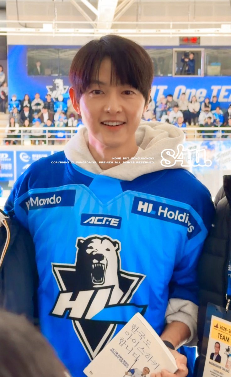 joongki19850919's tweet photo. 261003 HL 홈 개막전 어르신들과 사진 찍어드리는 #송중기
#songjoongki #宋仲基 #ผักบุ้งไฟแดง https://t.co/lTuurdHCyH