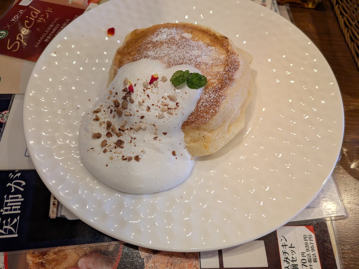 ilya_kud's tweet photo. 歩いて10分くらいのところに葵カフェあった🤔　居心地いいからまたこよー。 https://t.co/z007noh25H