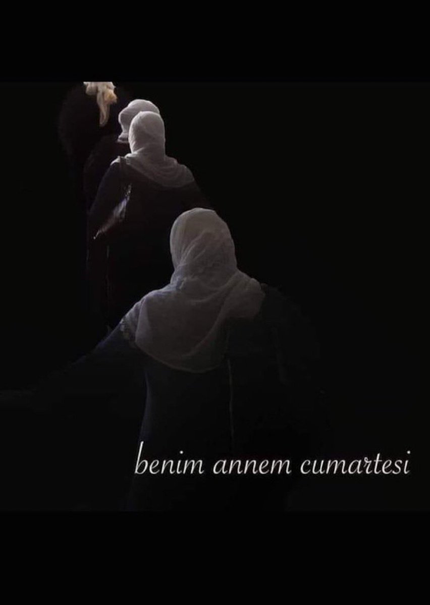 agulyenn's tweet photo. Kürdün coğrafyasında ölüm çok kez sessizliğe, acı ise faili meçhullere mahkûm edildi.
Ama hiçbir kayıp, adı anılmadığında yok olmaz; hiçbir acı, üstü örtüldüğünde unutulmaz.

Hacı Lokman Birlik’in hatırası, Cumartesi Anneleri’nin yıllardır taşıdığı adalet ve hakikat arayışıyla birlikte yaşamaya devam ediyor.
Onların acısı yalnızca bir ailenin değil, kaybedilenlerin ardından yıllarca adalet bekleyen herkesin ortak hafızasıdır.

Bugün onları anmak; geçmişe bakmak kadar, hakikatin, adaletin ve insan onurunun yanında durmaktır.

Unutmayacağız.
Adlarını yaşatacağız.
Kayıpların izinde, annelerin sessiz ama kararlı bekleyişinde hakikati aramaya devam edeceğiz.

Hacı Lokman Birlik ve Cumartesi Anneleri’nin mücadelesi hafızamızda.

#CumartesiAnneleri1122Hafta 
#HaciLokmanBirlik
