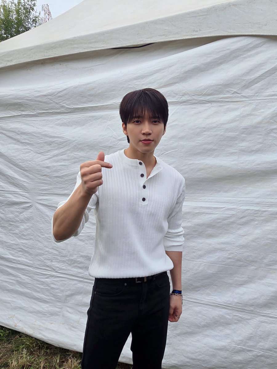 NWH_officialtwt's tweet photo. 🌳 [LET'S ROCK : 우현이의 하루]

새싹들의 선택이라면 당연히 이거지 🫰

EP.04
공연을 모두 마친 우현. 
행복했던 오늘을 어떻게 남길까요? 

🤳 셀카 찍기 
 🫪 네컷 찍기
🪇 둘 다 찍기 https://t.co/nfaPjxFpo1