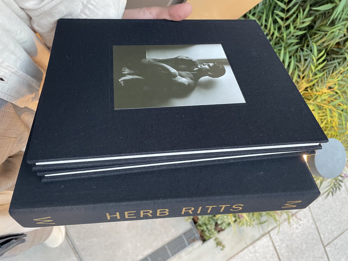 rolleiinstax's tweet photo. 思いがけずハーブリッツのサイン本ゲットーうれしー https://t.co/iYX02Wq7On
