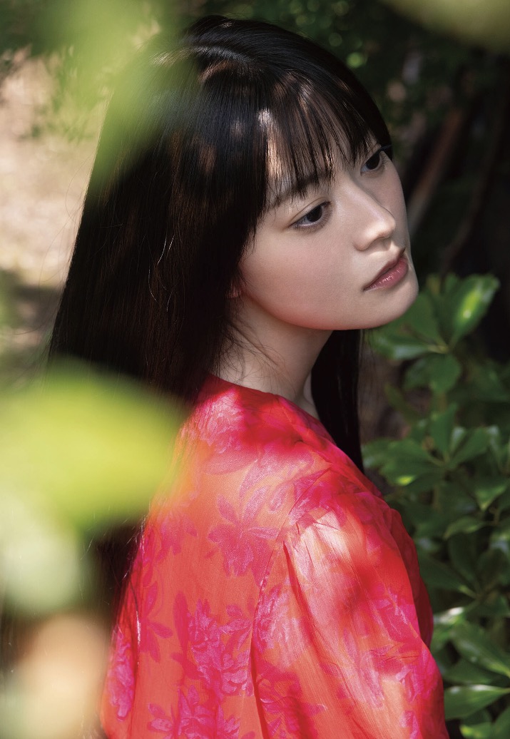 erotolk_sub's tweet photo. 🍑栗原もみじ、“美尻の国”で魅せる！グラビアデビュー3年、1st写真集とは思えない大胆な姿🌈
https://t.co/gDdUhLA68e

今作では自然の中で見せる透明感あふれる表情から、これまで以上に大胆な撮影まで挑戦🔥
グラビアで磨いてきた美しさを、余すところなく詰め込んだ一冊に👀✨

#栗原もみじ https://t.co/r5HzL6zRkQ