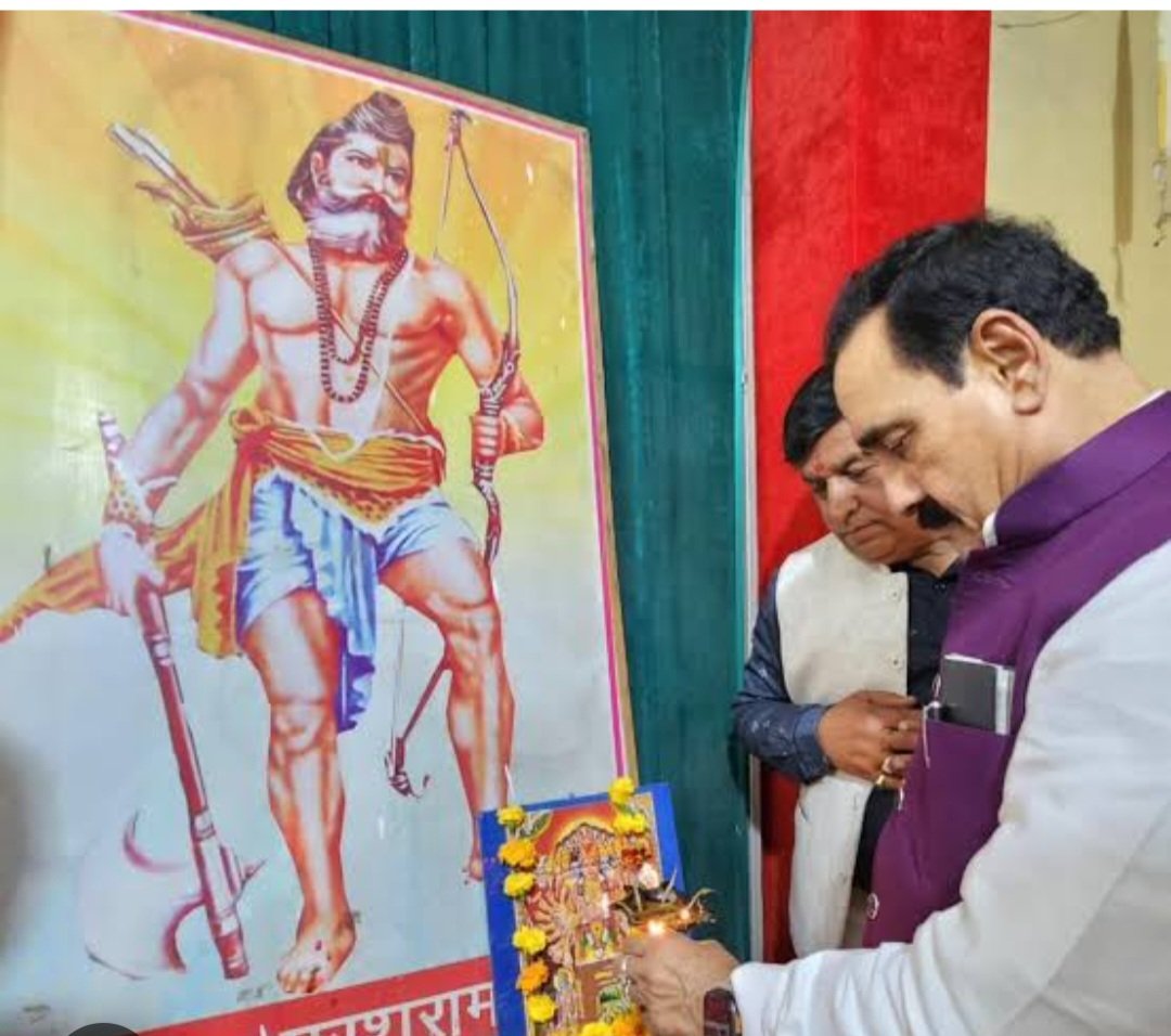 Princechau69471's tweet photo. 12% ब्राह्मण है मध्यप्रदेश मे,

और 1% वाला मुख्यमंत्री है,

नरोत्म मिश्रा ब्राह्मण है और उनका बढ़ता प्रभाव देख के BJP उन्हें साइड कर दी,

मध्यप्रदेश के 25% सवर्ण को साथ ले के एक पार्टी बनाना चाहिए नरोत्म मिश्रा जी को,

क्योंकि BJP अब उन्हें कुछ नही देने वाली है, https://t.co/Cb6hAo65Fm