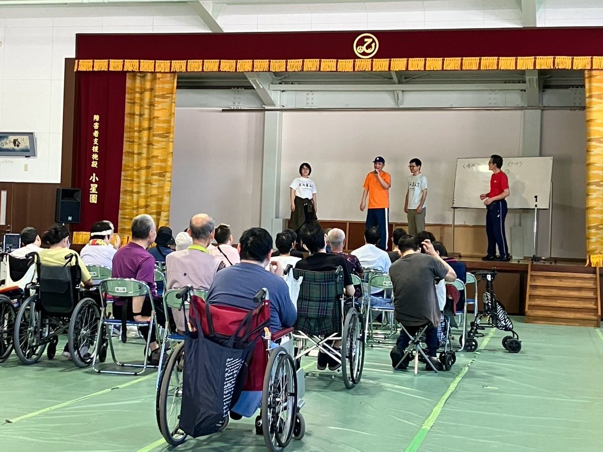 todokeru_engeki's tweet photo. 楽しかったのでｪ、秋祭りの様子をお裾分け〜���🍂オリャオリャ💃

警察音楽隊の演奏、合唱、阿波踊りと他にも盛りだくさんの見せ物と、美味しい出店のお料理を楽しみました😋🍟🍗

劇団からなぎさんと、元劇団員のフィンさんも観に来てくれました！お二人ともありがとうございます！(鈴江) https://t.co/Q6faSHBUjr