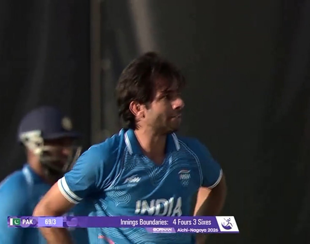 RichKettle07's tweet photo. Ravi Bishnoi doesn't deserve this Gold Medal🥇 Such a Pathetic bowler, भागता hua spinner, who has no spin, why is he even in the team 🧐 #INDvsPAK https://t.co/t1PB48lpUw