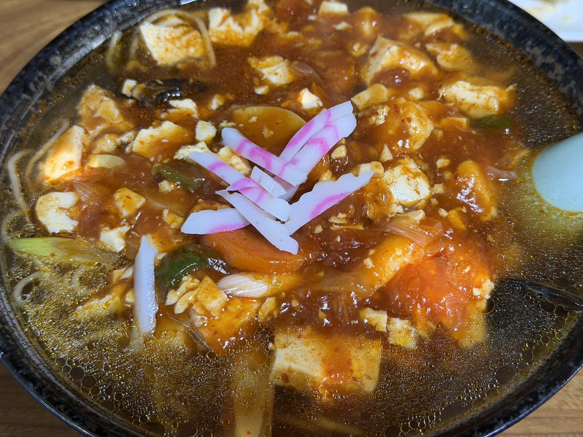 ISA66692528's tweet photo. 家族で高崎の老舗町中華「久華」へ🍜
マーボーラーメン大盛り＋餃子、チャーシューメン、ワンタンメン大盛りを堪能。

奥様がその場で皮をのばして包む餃子は、もちパリで絶品！マーボーラーメンも旨味たっぷりで大満足😋
ご夫婦が守る温かい味、ごちそうさまでした！

#絶メシ #久華 #高崎中華 https://t.co/aMe2mUzNHD