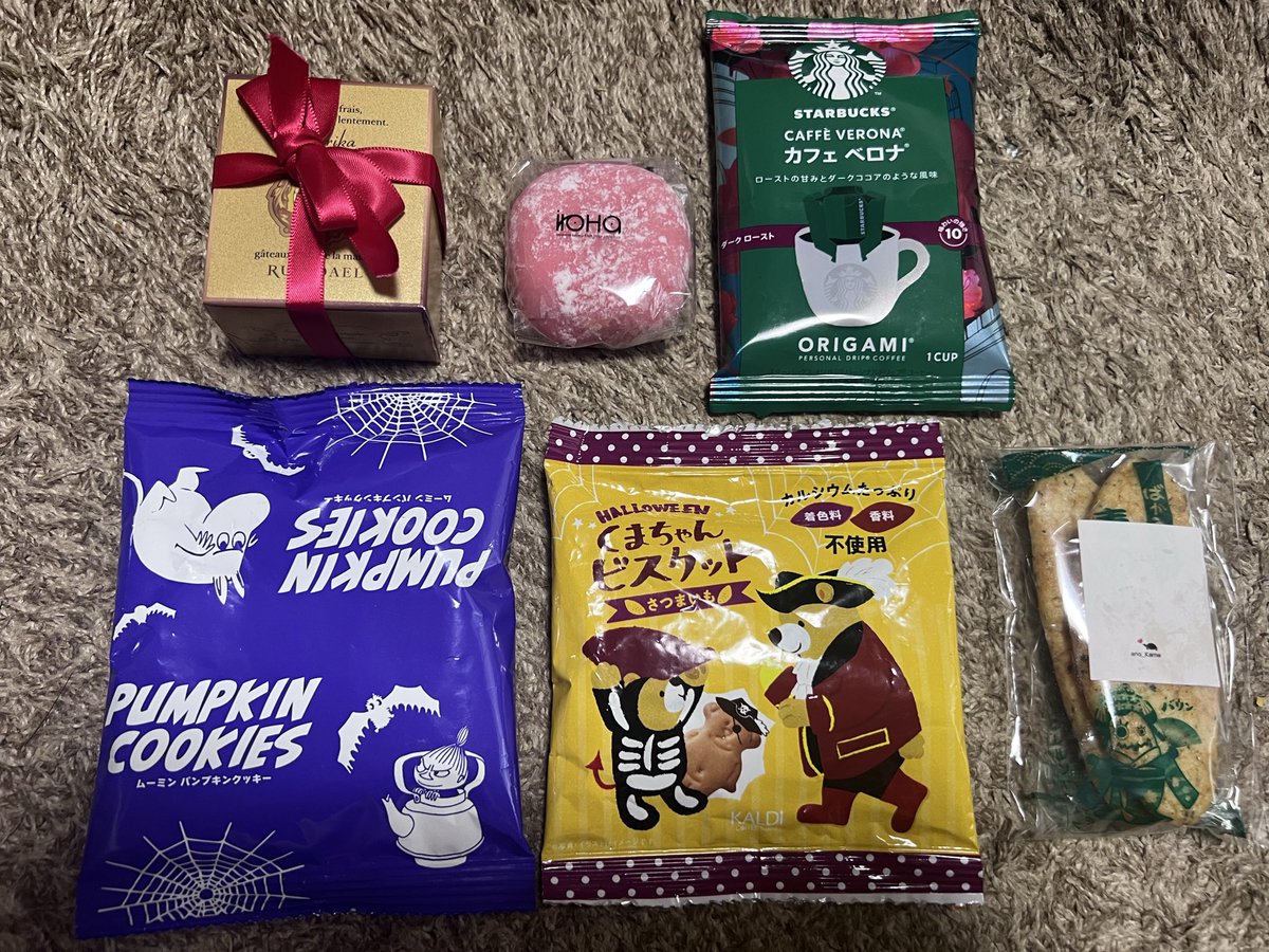 marucho1124's tweet photo. 遅くなりましたが、ゆるかわ月を愛でる会で頂いたお菓子🍡たちと、な、な、なんと！可愛い猫ちゃんピアス😍も頂いちゃいました！
もー最近この子ばっかつけてます💠

 #ナナフシギ
 #ゆるかわ月を愛でる会
 #よしだ猛々 さん✨
 #岩本浩幸 さん✨
 #築地の健吾 さん✨
 #十二月田護朗 さん✨
 #不思議ちゃん 達✨
 #みんないつもありがとう！