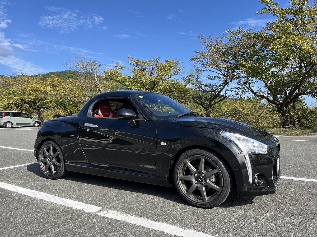 HiroHiro_jp's tweet photo. コペン君にテイン車高調 FLEX Z 組付け！
ダウンサス入れても5mmしか下がらなかったので、仕方なく車高調に😅💦💦💦
説明書の推奨値で、前592mm 後582mm
前タイヤのフェンダー隙間が指1.5本分くらいになりほぼ良い感じ♪😊
でも、せっかくなので前をあと10mm下げよっかな～😁　#車高の低さは知能の低さ https://t.co/Tpwtc8jP2J