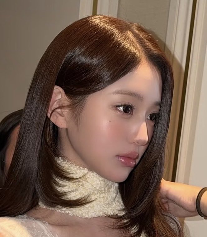 ATrollingg's tweet photo. Wonyoung 4 days ago and then Liz today 💀 copycat queen #wonyoung https://t.co/l8vFLv9uTI