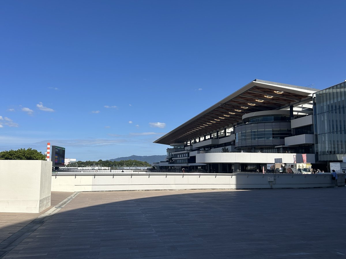 f_hatikudan's tweet photo. 京都競馬場で遊んだお。無事負けたお
勝った友人に飯おごってもらうぞ！！ https://t.co/dfDekM2A4u