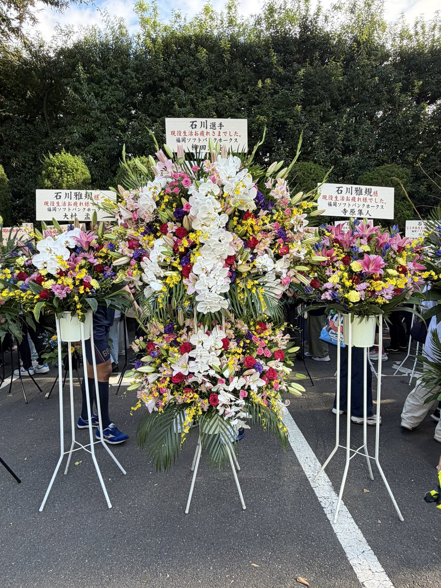 m69taboo's tweet photo. カープからのお花がヤクルトカラーに合わせて青なの素敵だった。柳田選手のお花が存在感を放っていたよ。巨人と渡会選手のお花も https://t.co/dr0gTdDaN9