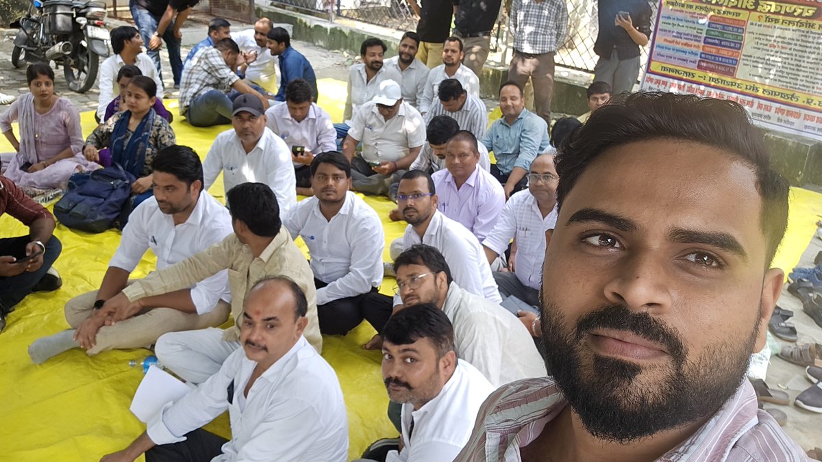 Dharmen73249691's tweet photo. लेखपाल संघ ज़िंदाबाद 
माँग हमारी पूरी हो
चाहे जो मजबूरी हो
2800 ग्रेड पेमा० 
#लेखपाल_की_मांग
#लेखपाल_की_जायज_मांगे
@yadavakhilesh
@CMOfficeUP
@ABPNews
@aajtak
@RahulGandhi
@BJP4UP
@myogiadityanath
@AmitShahOffice https://t.co/JKWvMLFm9q