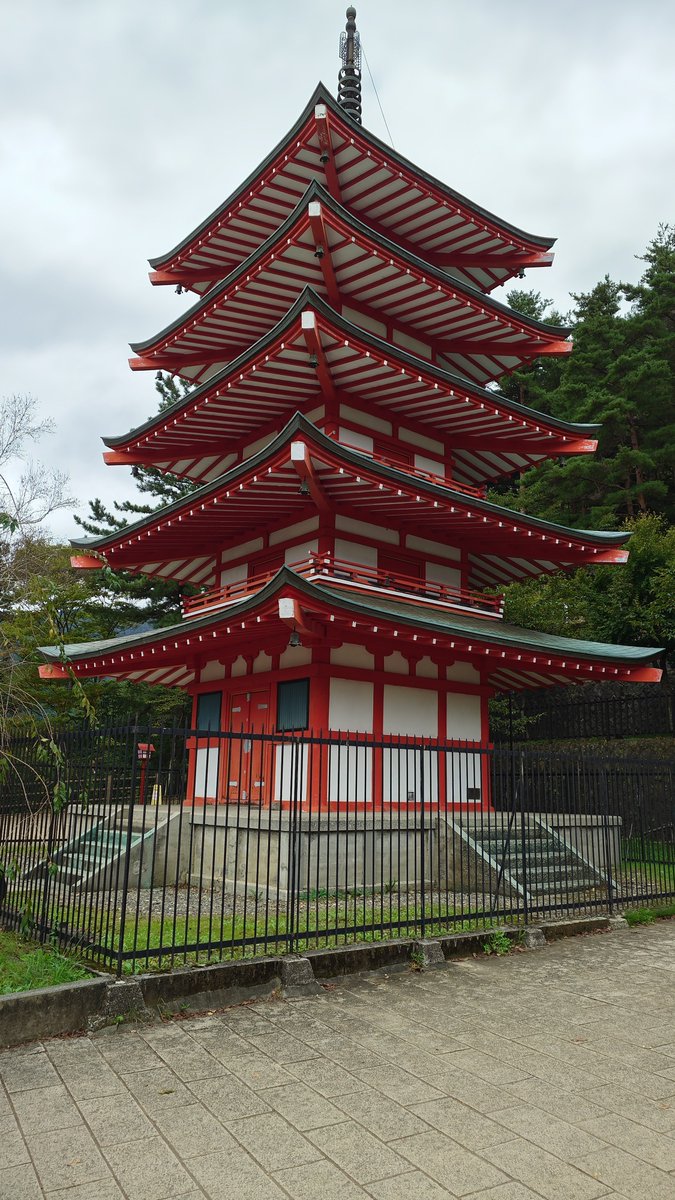 araijustice's tweet photo. 富士山��  神玉巡拝  新倉富士淺間神社の神玉をゲットしました。
これで3個目です。
富士山は残念ながら見えませんでした。
外人が沢山いました。
#神玉 https://t.co/wxprCHS0Oh