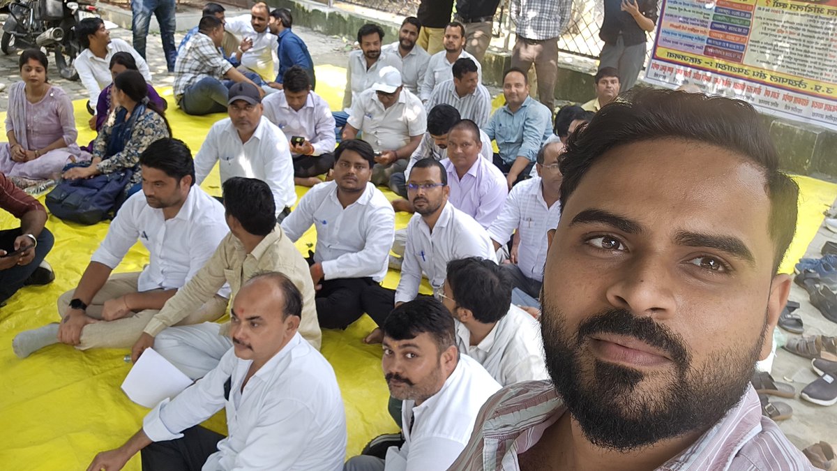 Dharmen73249691's tweet photo. लेखपाल संघ ज़िंदाबाद 
माँग हमारी पूरी हो
चाहे जो मजबूरी हो
2800 ग्रेड पेमा० 
#लेखपाल_की_मांग
#लेखपाल_की_जायज_मांगे
@yadavakhilesh
@CMOfficeUP
@ABPNews
@aajtak
@RahulGandhi
@BJP4UP
@myogiadityanath
@AmitShahOffice https://t.co/JKWvMLFm9q