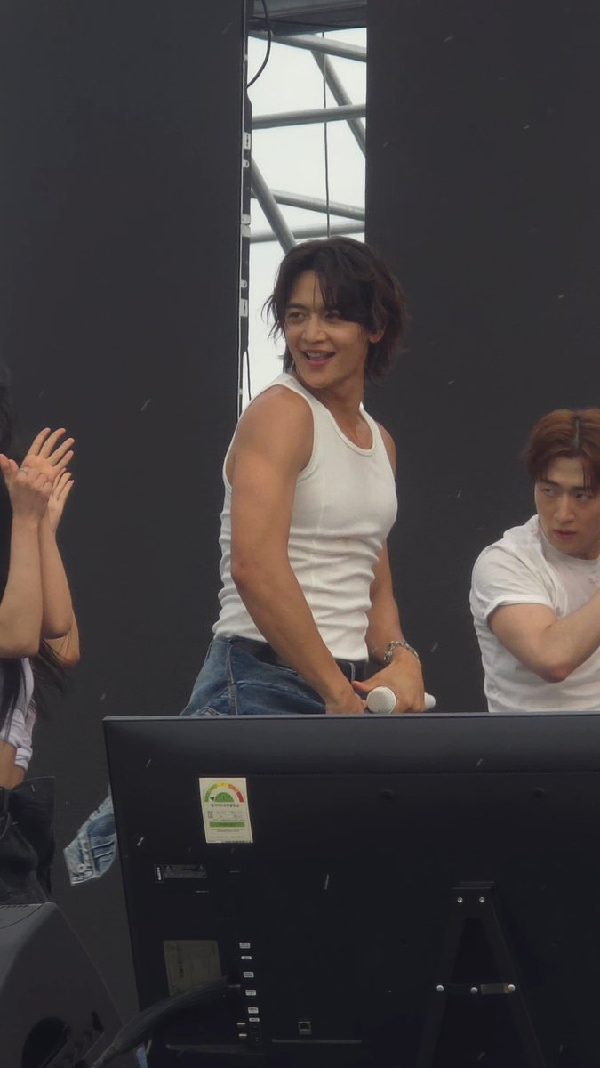 __kkr_5qxvt's tweet photo. 2周した主催者のビジュバグってるw

#SMTOWNRUNCLUB26 https://t.co/faj1I0kwzY