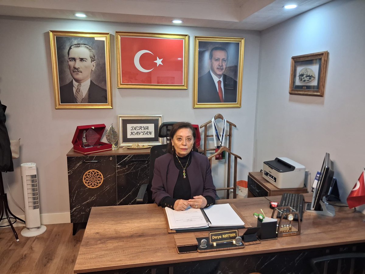 akcankayakadin1's tweet photo. İlçe Başkanlığımızda bugün nöbetçi Yürütme Kurulu Üyemiz Mukadder ŞAHİNER dilek ve temennilerinizi dinlemek üzere hazır bulundu.
✋🏻
Canla, başla ilk günkü heyecanla... 

#SevdamızÇankaya

@tugbaisikercan 
@hakanhanozcan 
@akgul_aysel 
@deryakaytan8405 https://t.co/WJfIWQ15p8