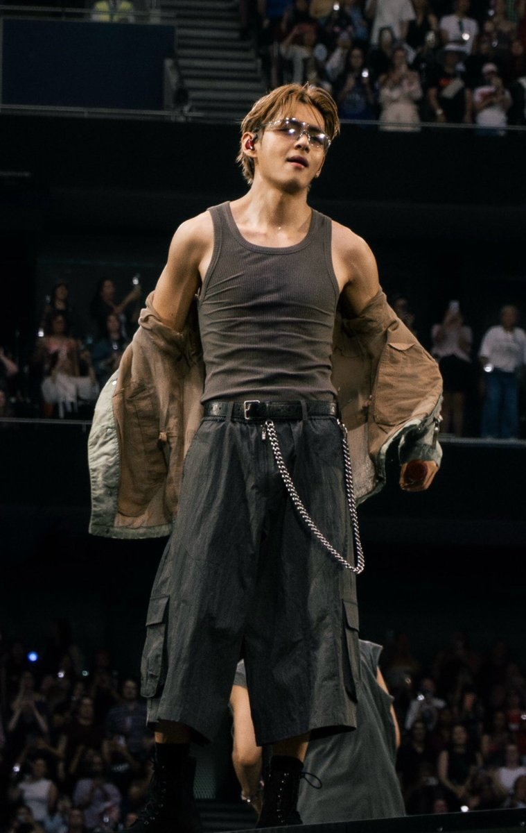 godthvs's tweet photo. taehyung just casually serving us big boy realness this entire tour like HE'S HUGEEEE https://t.co/SmdAfSNRFd