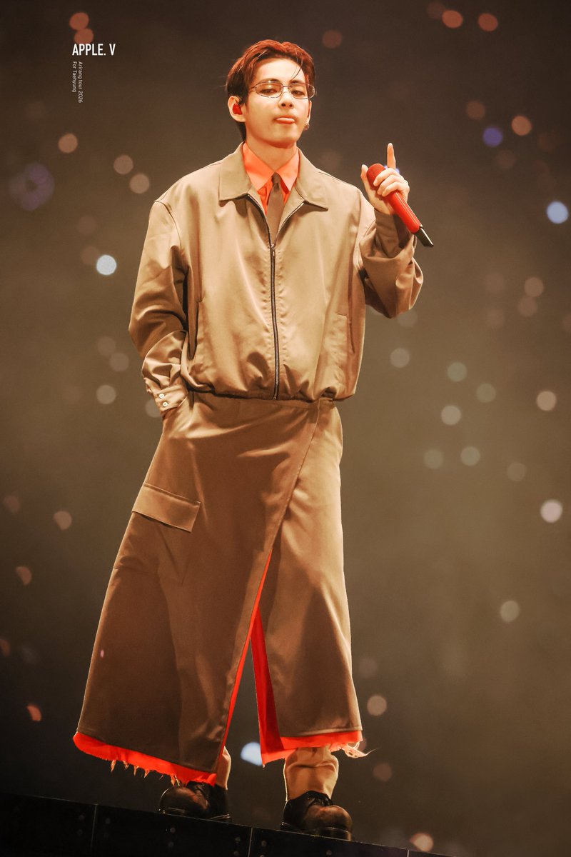 godthvs's tweet photo. taehyung just casually serving us big boy realness this entire tour like HE'S HUGEEEE https://t.co/SmdAfSNRFd