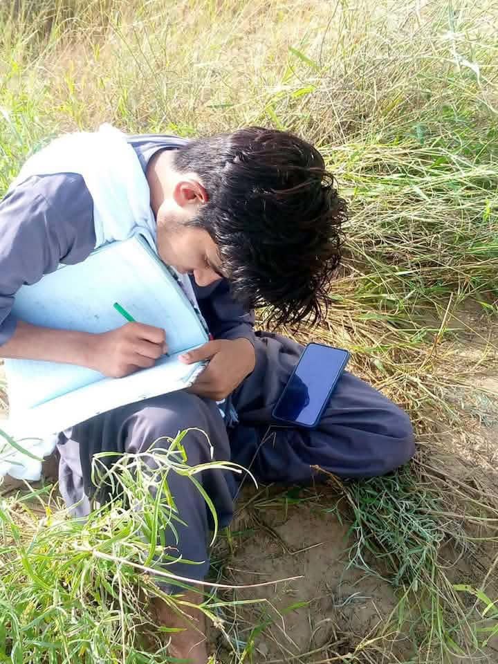 OsmanRThari78's tweet photo. یہ اختر علی راہموں ہے، جس نے تھر میں MDCAT میں دوسری پوزیشن حاصل کی ہے۔
ان بچوں کو مناسب تعلیمی ماحول اور سہولیات میسر نہیں ہوتیں، اس کے باوجود ان کا پڑھنے کا جنون اور آگے بڑھنے کا عزم قابلِ تعریف ہے۔ یہی تھری بچوں کا وژن ہے.
تھر کے بچوں کے نمایاں کامیاب ہونے پر سیاسی یا لسانی بحث چھیڑنے اور تنقید کرنے کے بجائے ہمیں یہ سوچنا چاہیے کہ محدود وسائل اور دشوار حالات کے باوجود انہوں نے یہ مقام کیسے حاصل کیا۔
ان میں سے بہت سے بچے مناسب رہائش، متوازن خوراک، انٹرنیٹ، ٹیوشن، لائبریری اور سازگار تعلیمی ماحول جیسی بنیادی سہولتوں سے محروم ہیں۔ اس کے باوجود وہ صبح سویرے بیدار ہوتے ہیں، دن بھر محنت کرتے ہیں اور رات گئے تک اپنی کتابوں سے جڑے رہتے ہیں۔ بعض خاندانوں نے بچوں کی تعلیم کی خاطر دوسرے شہروں کا رخ کیا، جبکہ کچھ نے انہیں رشتہ داروں کے ہاں رکھ کر پڑھنے کا موقع فراہم کیا۔
ایسے بچوں کی کامیابی تنقید نہیں، تحسین کی مستحق ہے۔ تعلیم کا مقابلہ کسی کا حوصلہ توڑنے، تعصب بڑھانے یا نفرت پھیلانے کے لیے نہیں، بلکہ بچوں کو آگے بڑھنے، خواب دیکھنے اور اپنی صلاحیتیں نکھارنے کی ترغیب دینے کے لیے ہونا چاہیے۔
آئیے، بچوں کی کامیابیوں کو سیاست اور تعصب سے بالاتر رکھیں۔ تھر کے بچے بھی ہمارے ہی بچے ہیں، اور ان کی کامیابی صرف ان کے خاندانوں کے لیے نہیں بلکہ پورے سندھ کے لیے حوصلے، امید اور روشن مستقبل کا پیغام ہے۔
@HamidMirPAK @asmashirazi @KamalMQM @BBhuttoZardari @NaeemRehmanEngr