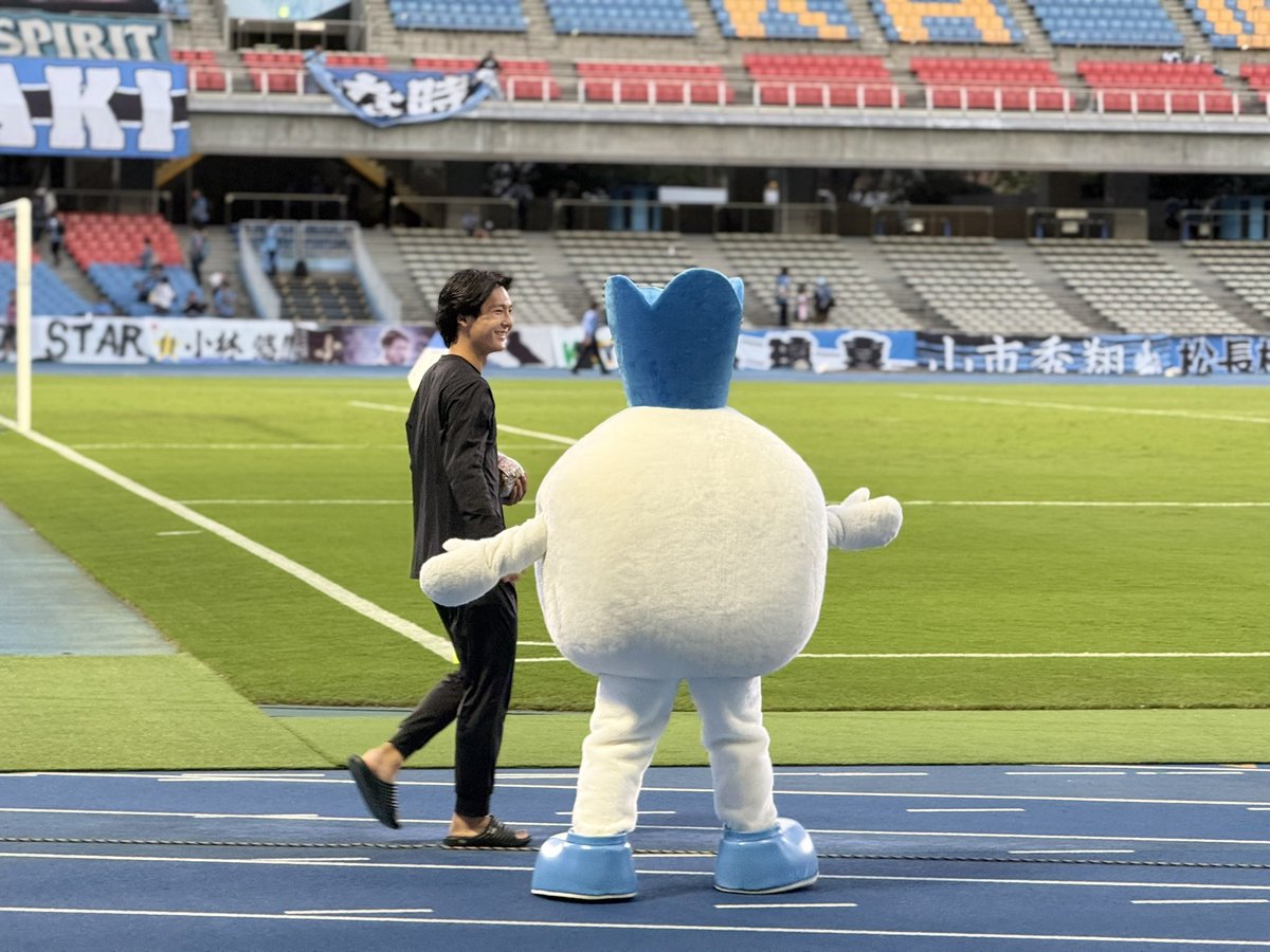cband_f2's tweet photo. 自分はスルーされたのにふろん太とはハグした神田くんにショックを受けるカブ https://t.co/5jrsSw3jmI