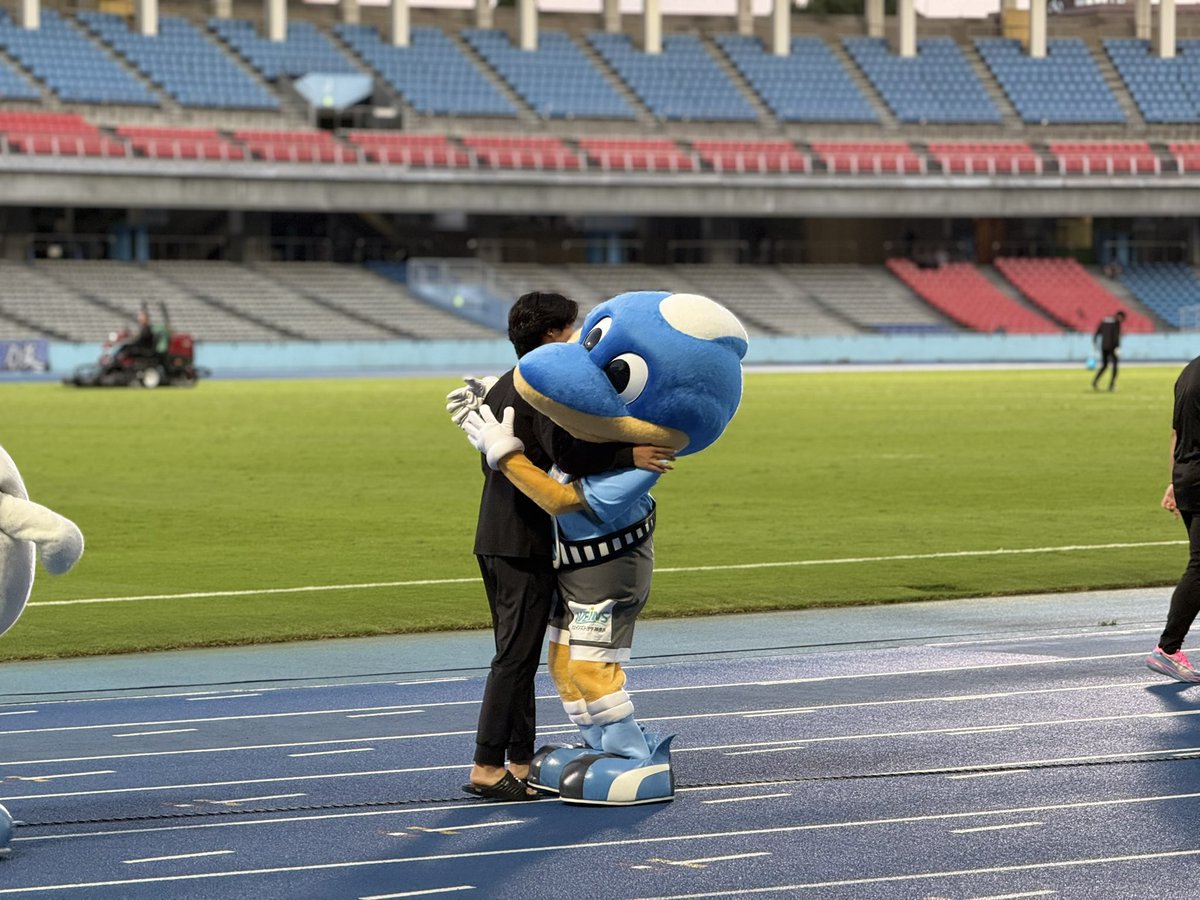 cband_f2's tweet photo. 自分はスルーされたのにふろん太とはハグした神田くんにショックを受けるカブ https://t.co/5jrsSw3jmI