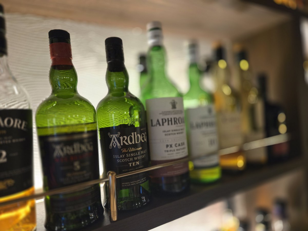 whiskylab_ponto's tweet photo. WHISKY LAB. KYOTO PONTOCHO
本日も営業しております。
響30年のような超高級ウイスキーだけでなく、お馴染みのスコッチやバーボンもご用意がございますので、皆様お気軽にお越しくださいませ。

#ウイスキーラボ
#WhiskyLab
#先斗町
#木屋町 https://t.co/x7Ly4eKqYm