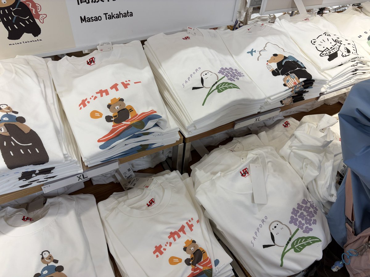 saroma1981's tweet photo. 札幌東急百貨店のユニクロにはめちゃオススメのTシャツがあるから、北海道来た人はみんな寄ってほしい https://t.co/57AWLJ0dIu