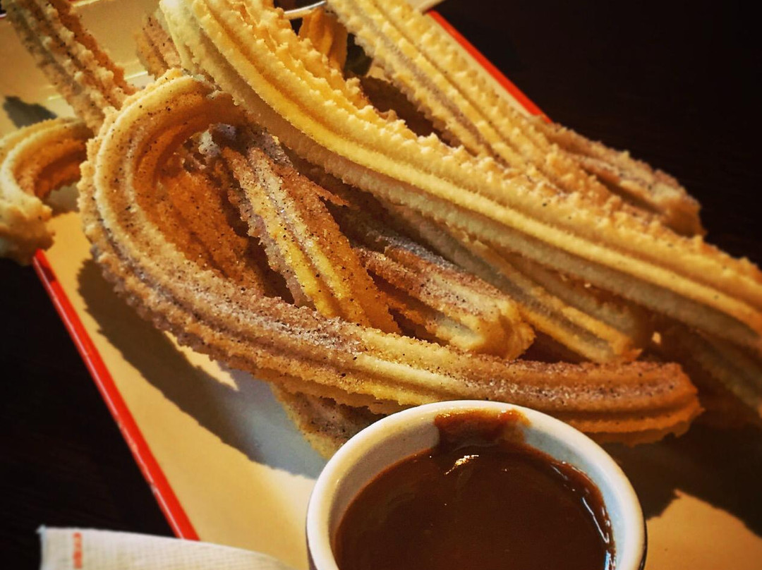 DelaneyAnsrv's tweet photo. Tarde de antojos! Comparto estos crujientes churros con chocolate caliente, perfectos para disfrutar sola o con amigxs https://t.co/qbNuRBxDE9