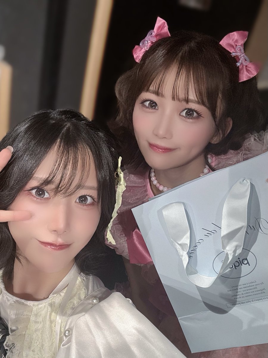 kumamoto_marina's tweet photo. さおりちゃん🌸ゆずちゃん🌼

ほぼ初舞台のときに出会って
何も分からない私に沢山優しくしてくれて🥌
それから沢山共演させていただけてるのも
こうして生誕呼んでいただけたのも本当に嬉しい〜〜〜！！
とても信頼しているし尊敬してます、2人が作り出す空間もだーーいすき！
これからも仲良くしてください！🌸🌼

改めてお誕生日おめでとうだよ〜〜〜ˊᵕˋ🫶🏻
やりたいことや好きなことが沢山叶って笑顔いっぱいの1年になりますように🎂🫶🏻

まりやんさん🪽

なんと今日のお衣装、まりやんさんがかしてくださいました！大切な可愛い衣装をありがとうございます〜〜〜 ;  ; 🫶🏻
ずっと優しい、今日も戦力外の私をたくさん助けてくれた、大感謝止まらない、、、
久しぶりにお会いできて嬉しすぎた〜〜ˊᵕˋ🫶🏻

#ゆずさお生誕2026