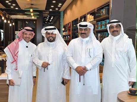 WahiQalam_'s tweet photo. يوم الاربعاء الموافق م30/9/2026
أمسية جميلة اكتملت بحضوركم وتألقت بوفائكم
كل الشكر والتقدير لضيف الأمسية الشاعر سعد عمر الذي أمتع الحضور بإبداعه وحضوره الشعري
وللمخرج والإعلامي بندر العسيري الذي أدار الحوار باقتدار وتميز
والشكر لمجموعة الفرسان 
وعلى رأسهم الإعلامي 
مفلح القحطاني رئيس المجموعة
وللمستشار ناصر وجدي علي
وللإعلامي محمد آل حمود الغامدي
والشكر موصول للمصورين المبدعين
علي آل سليمان
فهد آل سليمان
هتان الحربي
وكل الشكر للحضور الكريم الذين أضفوا للأمسية جمالا وثراء وحضورا يليق بالشعر والثقافة
شكرا لكل من كان جزءا من هذا المساء الجميل
وتبقى الكلمة أجمل حين تجد من يحتفي بها
#هيةالأدب #وزارةالثقافةLiteratureKsa #سعدعمر #المخرج بندرعسيري