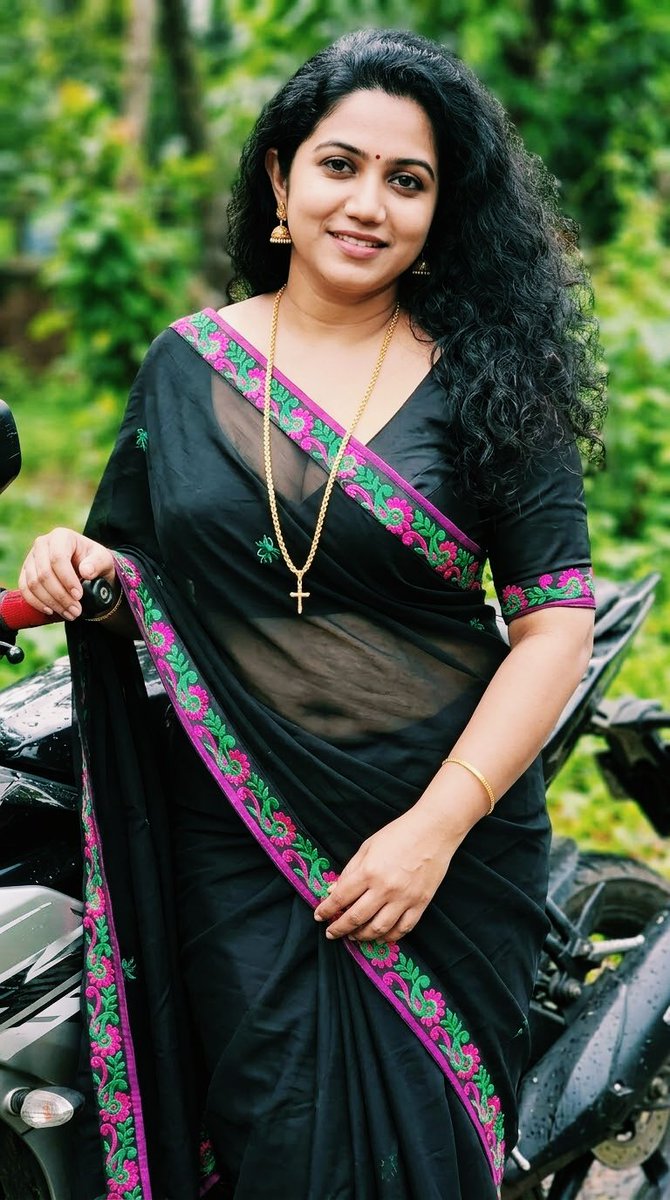 joziyarezi123's tweet photo. WeekendVibes..❣️💛❣️

Black saree magic...💚
​Simply graceful.💙
​Nature, gold accents, and six yards of elegance.🧡

Model Part #ReMya #NaturalBeauty #AuthenticYou #EmbraceYourself #SareeLove #DJStudio #photography #style #SareeLove #EleganceInBlack #TraditionalVibes #GraceAndStyle #IndianAttire #ClassicLook #weekend