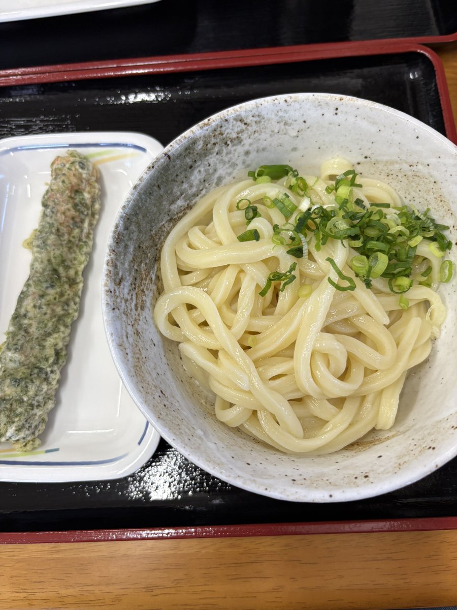 jyonasan_bunji's tweet photo. 徳島県の #手打ちうどんふる田 さんでいりこ油しょうゆうどん😆しっかりツルツル腰のある麺に上品ないりこ油がよくあって喉越し最高でした👍ご馳走様でした😋さぁウロウロして帰ろう♪
#うどん巡り
#ハーレーダビッドソン
#ブレイクアウト
#レブル https://t.co/NMG9Y5ZVG8
