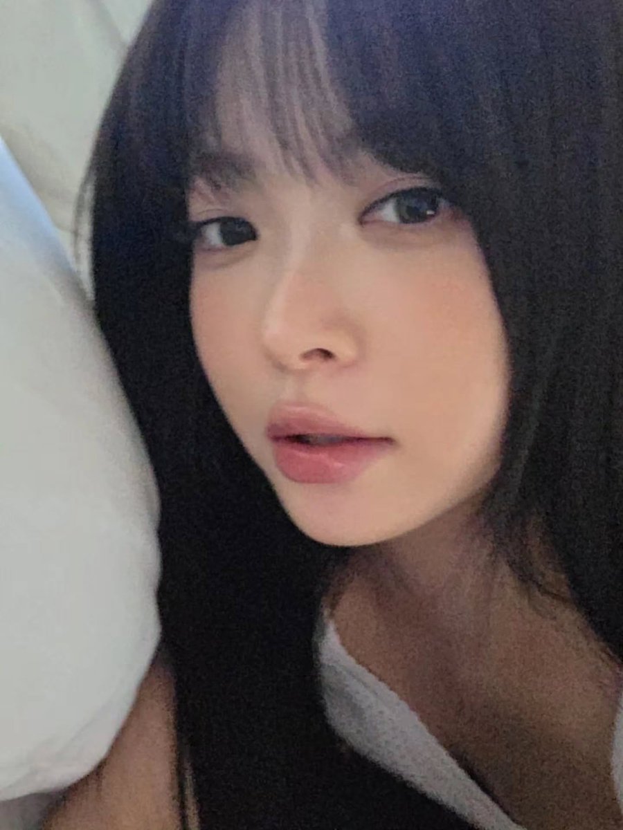fimdolls's tweet photo. close enough, welcome back white top eunchae bed selca https://t.co/jzJjYZdBEM