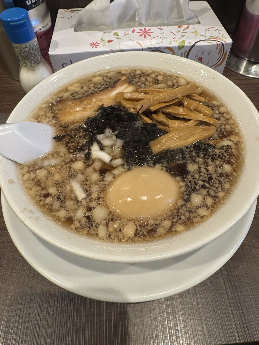 4415thrash's tweet photo. 今��は新潟にスクラムハーフ企画を見に....行く前に最近、ハマってる煮干し系のラーメンをも 求めて、ChatGPTにオススメされたラーチャン家古町店に。

非常に美味しかったです！

#ラーチャン家古町店
#背脂煮干しラーメン半チャーハンセット https://t.co/PTsn9xD2Pf