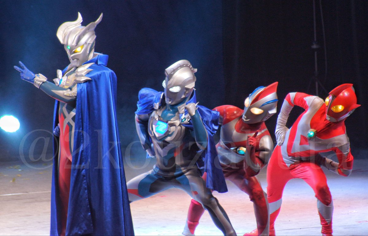 2kouzabuta's tweet photo. 右　三　人　な　に　し　て　ん　の　？w

#ウルトラヒーローズTHELIVE
#THELIVE
#THELIVE横浜 https://t.co/nKQmhS4Gpi