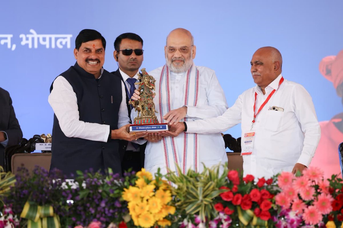 CMMadhyaPradesh's tweet photo. सशक्त गौपालक, समृद्ध मध्यप्रदेश

माननीय केंद्रीय गृह एवं सहकारिता मंत्री श्री @AmitShah जी के मुख्य आतिथ्य एवं मुख्यमंत्री डॉ. मोहन यादव की अध्यक्षता में आज भोपाल के भेल दशहरा मैदान में ‘राज्य स्तरीय गौपालक सम्मेलन’ के भव्य आयोजन में प्रदेश के पशुपालकों और गौपालकों के हित से जुड़ी महत्वपूर्ण पहल की गई।

इस अवसर पर केंद्रीय मंत्री श्री शाह जी ने विभिन्न योजनाओं के हितग्राहियों को हितलाभ वितरित किए तथा पशुपालकों, गौपालकों एवं सहकारिता क्षेत्र के लिए अनेक सौगातें प्रदान कीं।

@DrMohanYadav51 @cooperativedept @mp_husbandry #दुग्ध_क्रांति_MP #SevaSankalpAbhiyan #CMMadhyaPradesh
