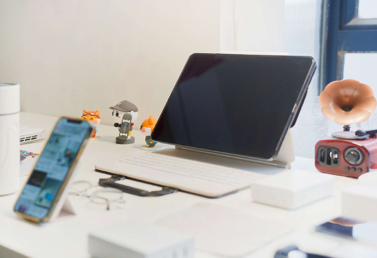 JoanHicksvipr's tweet photo. Transform your work corner with these 3 small tweaks: a potted succulent for a fresh vibe, a cable organizer for a tidy look, and a cute pen holder to brighten boring desk days! #OfficeSetup #DeskGoals https://t.co/AzaM3FMXKc