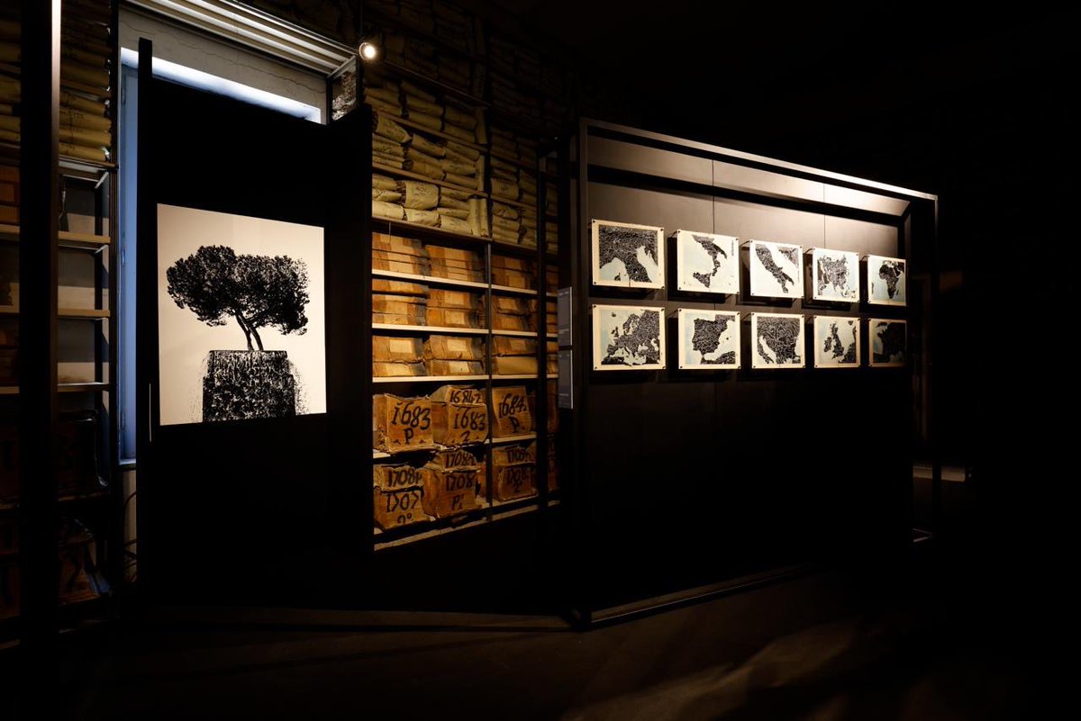 AceaGruppo's tweet photo. Con “Flussi Finiti”, il valore dell’acqua viaggia attraverso la creatività delle nuove generazioni.

La mostra raccoglie le opere del Premio Acea Contemporanea, realizzato insieme a @ItaliaValore, e invita a riflettere sul rapporto tra persone, ambiente e risorsa idrica. Con linguaggi che spaziano dalla pittura alla fotografia, dalla scultura alla moda e all’arte digitale, i giovani artisti raccontano le fragilità di questa risorsa e la responsabilità di proteggerla.

Dopo il debutto al Museo Acea Heritage di Roma, la mostra ha fatto tappa alla Fondazione Banco di Napoli, aprendo il suo percorso itinerante. La collezione si è arricchita di due opere inedite nate dalla collaborazione con gli studenti dell'Accademia di Belle Arti partenopea, creando un dialogo vivo tra l'arte contemporanea e l'identità del territorio.

Il viaggio proseguirà alla Fabbrica del Vapore di Milano nel novembre 2026, poi a New York nel marzo 2027 e successivamente in Tunisia e Marocco, creando nuove occasioni di dialogo tra territori e culture sul futuro dell’acqua.

📍 Flussi Finiti ti aspetta a Napoli, alla Fondazione Banco di Napoli, fino al 22 ottobre.
🎟️ Ingresso gratuito e aperto al pubblico. 
#Acea #PremioAceaContemporanea #FlussiFiniti
