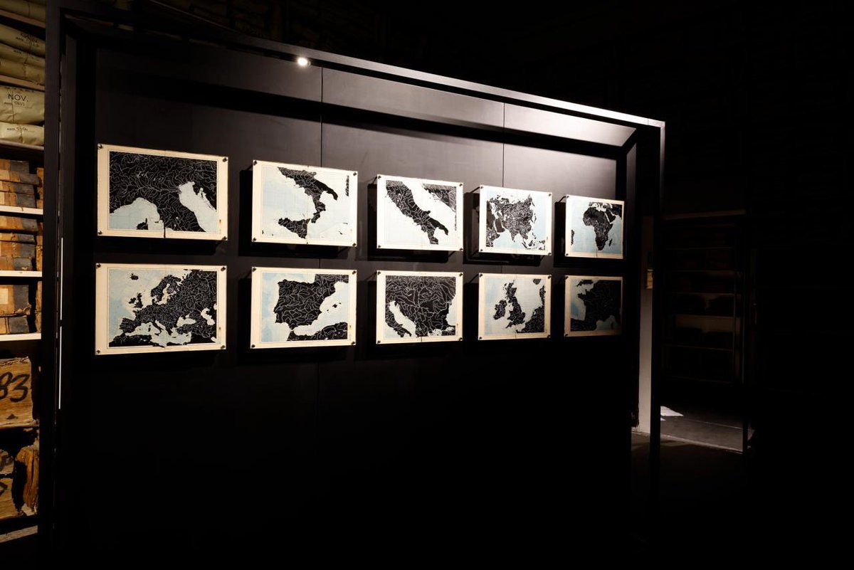 AceaGruppo's tweet photo. Con “Flussi Finiti”, il valore dell’acqua viaggia attraverso la creatività delle nuove generazioni.

La mostra raccoglie le opere del Premio Acea Contemporanea, realizzato insieme a @ItaliaValore, e invita a riflettere sul rapporto tra persone, ambiente e risorsa idrica. Con linguaggi che spaziano dalla pittura alla fotografia, dalla scultura alla moda e all’arte digitale, i giovani artisti raccontano le fragilità di questa risorsa e la responsabilità di proteggerla.

Dopo il debutto al Museo Acea Heritage di Roma, la mostra ha fatto tappa alla Fondazione Banco di Napoli, aprendo il suo percorso itinerante. La collezione si è arricchita di due opere inedite nate dalla collaborazione con gli studenti dell'Accademia di Belle Arti partenopea, creando un dialogo vivo tra l'arte contemporanea e l'identità del territorio.

Il viaggio proseguirà alla Fabbrica del Vapore di Milano nel novembre 2026, poi a New York nel marzo 2027 e successivamente in Tunisia e Marocco, creando nuove occasioni di dialogo tra territori e culture sul futuro dell’acqua.

📍 Flussi Finiti ti aspetta a Napoli, alla Fondazione Banco di Napoli, fino al 22 ottobre.
🎟️ Ingresso gratuito e aperto al pubblico. 
#Acea #PremioAceaContemporanea #FlussiFiniti