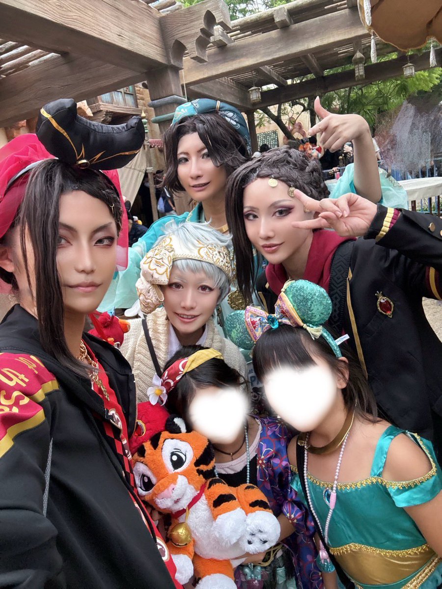 kuro__yuaaaaa's tweet photo. 先月の思い出〜🌊✨️
熱砂組とお写真撮れた〜〜！！🫶💖
ジャスミンがミナジールのこと気になりすぎて、興味津々😂あちこち触ってるの可愛すぎた😂💕

みんな本当に似合ってたし、何より無事に会えて嬉しかった😭✨️
素敵な時間をありがとうございました〜！！💖 https://t.co/YKwbBAuq0w