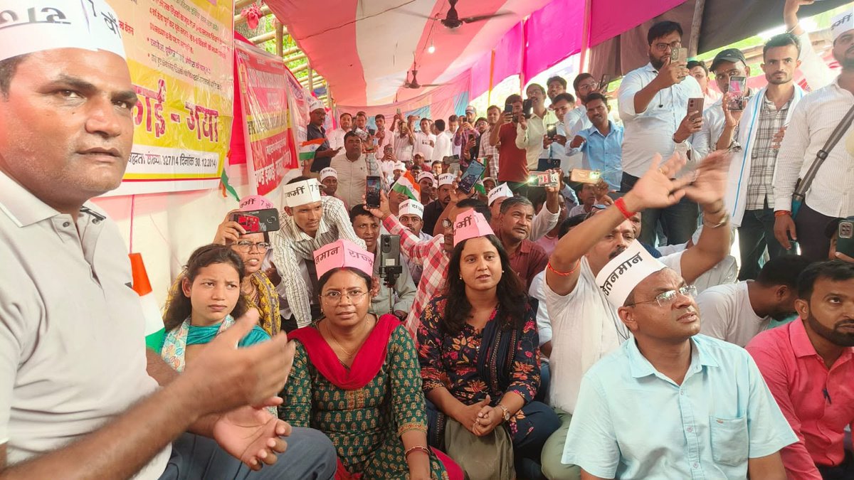 karankashyap90's tweet photo. सातवें वेतनमान को लेकर पटना के गर्दनीबाग धरना स्थल पर पहुंची महिला शिक्षिका https://t.co/wVA8w1aj78