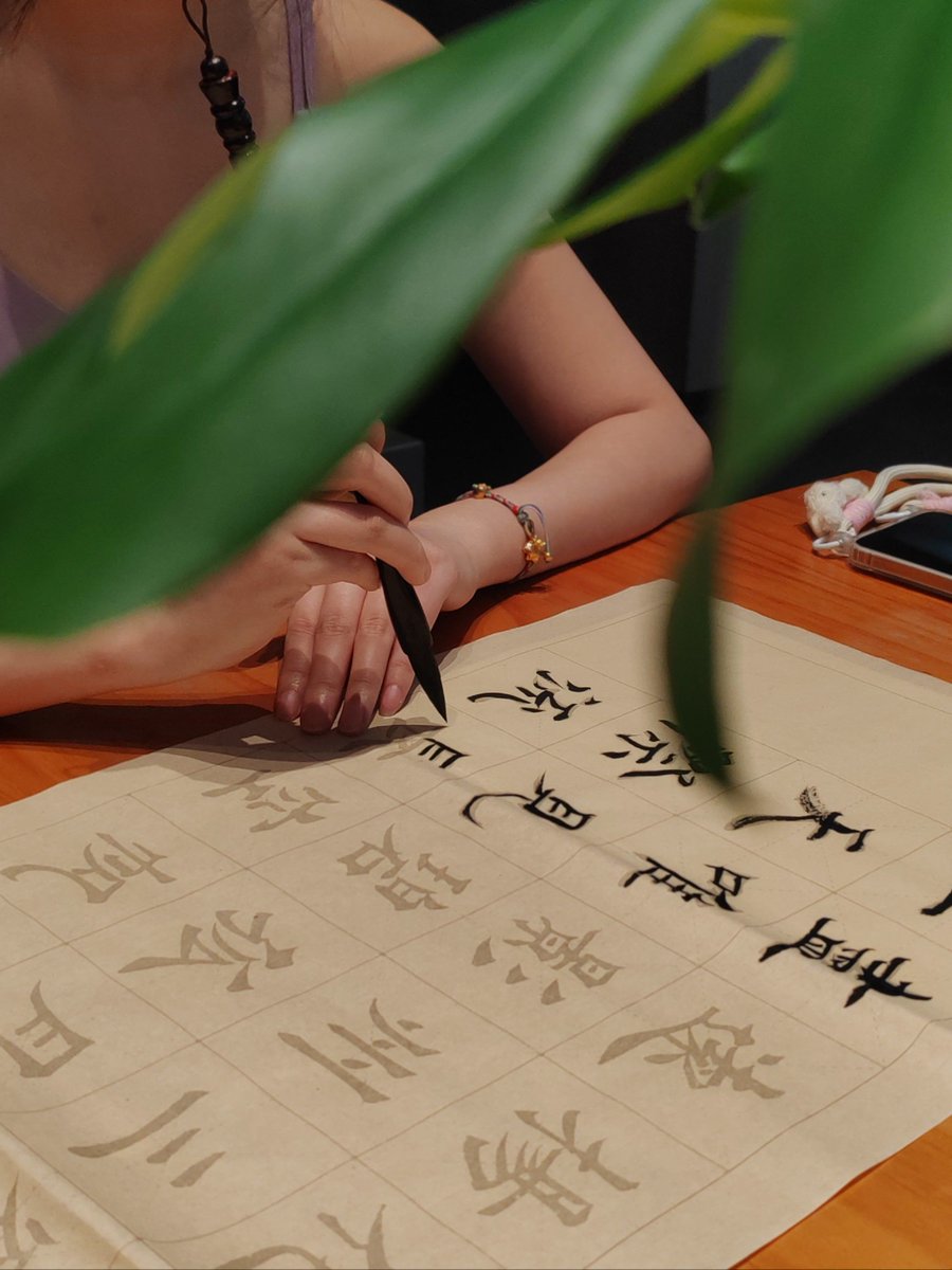 mj6QgSauZJGJhPR's tweet photo. [In a quiet nook, Ziguiyi writes gently with ink flowing, creating warm, soft vibes that soothe the soul]， https://t.co/siBH6eVEaZ