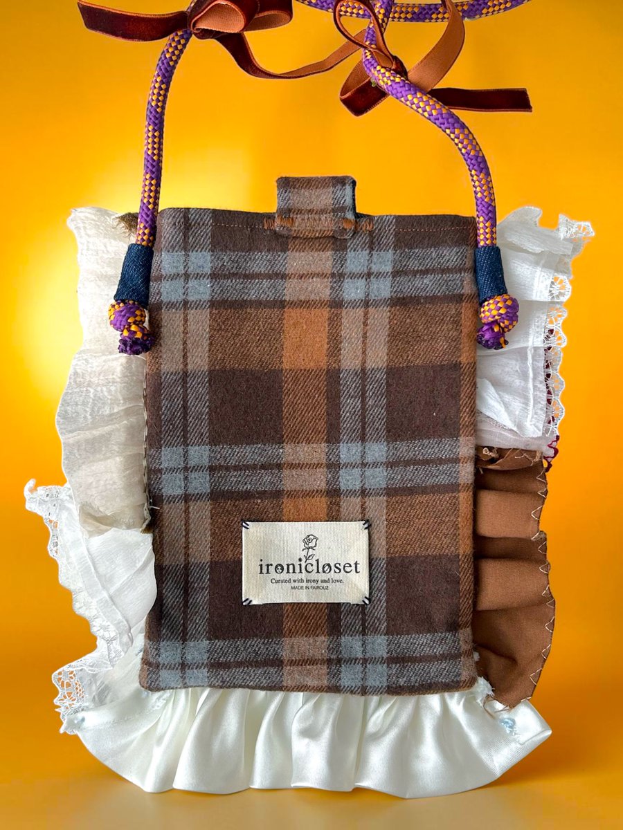 fairouzzzzzz's tweet photo. 🎃ハロウィン・ハンドメイドコレクション🎃

かかしのポケットをイメージして、スマホショルダーバッグを作りました！
つぎはぎだらけのお洋服を多種多様なフリルレースで表現！
内側デニムは、オーバーオールをイメージしてます。
スパンコールのパンプキンとキャンディコーンがお気に入りポイント🍬 https://t.co/NOxovl3iQH