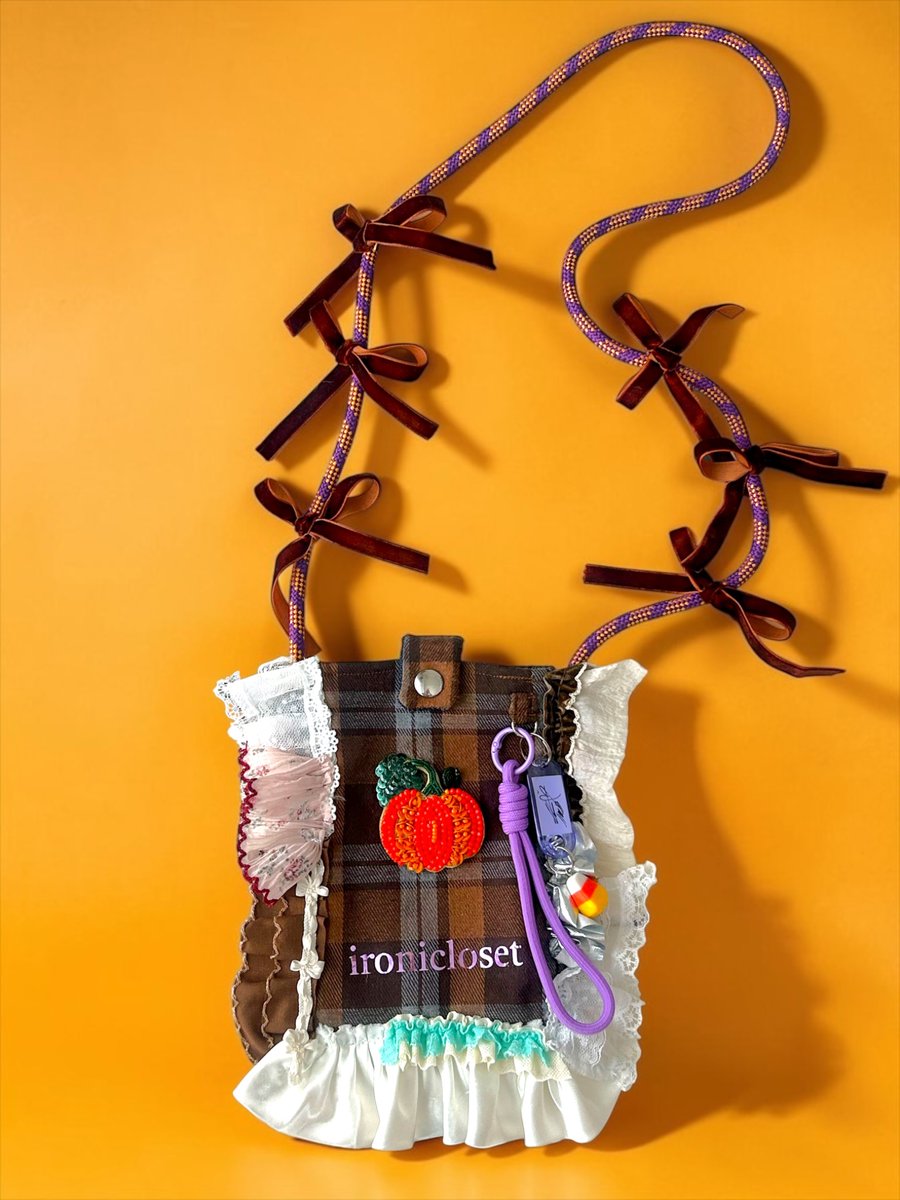 fairouzzzzzz's tweet photo. 🎃ハロウィン・ハンドメイドコレクション🎃

かかしのポケットをイメージして、スマホショルダーバッグを作りました！
つぎはぎだらけのお洋服を多種多様なフリルレースで表現！
内側デニムは、オーバーオールをイメージしてます。
スパンコールのパンプキンとキャンディコーンがお気に入りポイント🍬 https://t.co/NOxovl3iQH