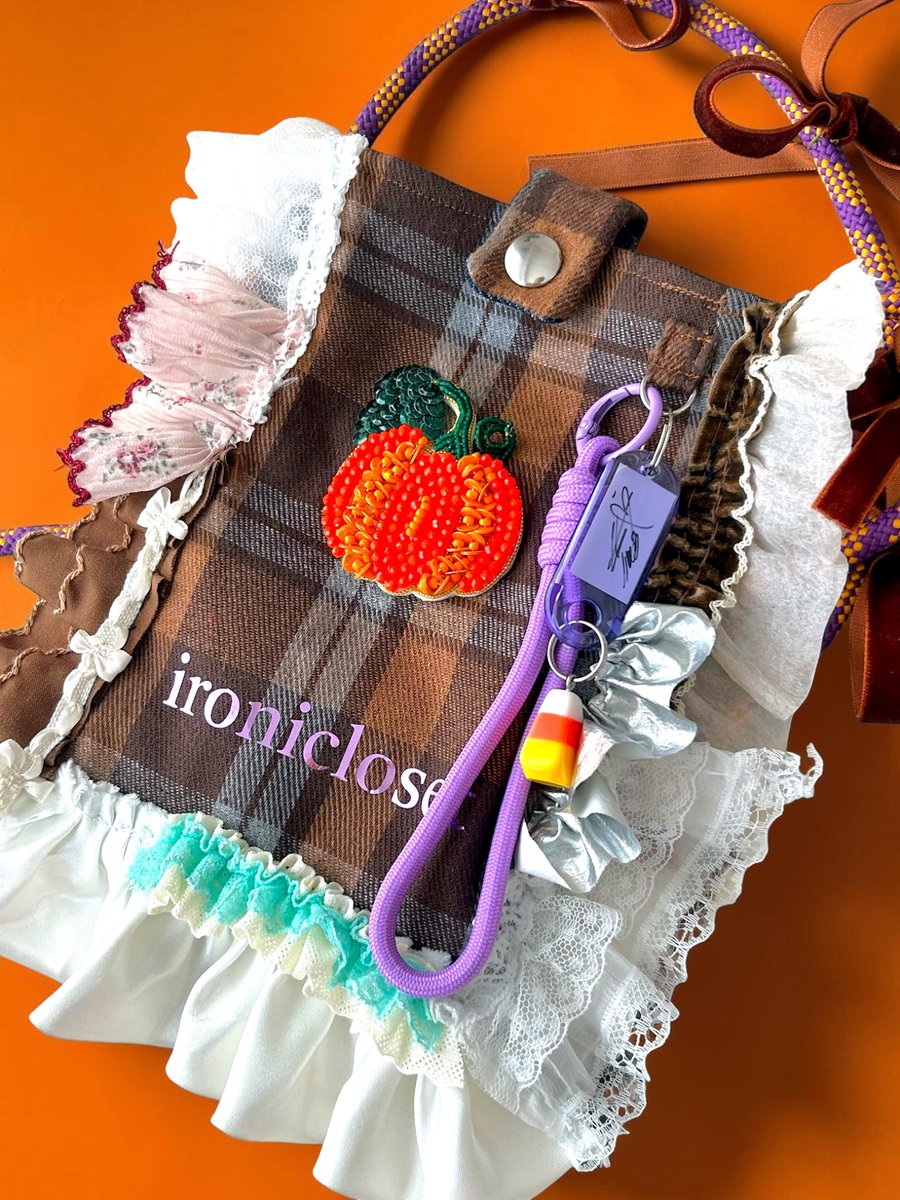 fairouzzzzzz's tweet photo. 🎃ハロウィン・ハンドメイドコレクション🎃

かかしのポケットをイメージして、スマホショルダーバッグを作りました！
つぎはぎだらけのお洋服を多種多様なフリルレースで表現！
内側デニムは、オーバーオールをイメージしてます。
スパンコールのパンプキンとキャンディコーンがお気に入りポイント🍬 https://t.co/NOxovl3iQH