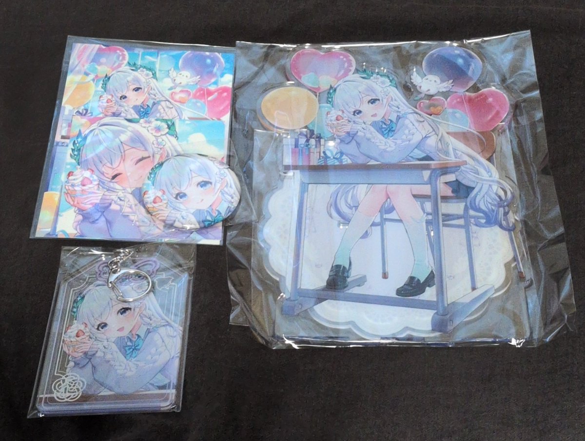8yatji's tweet photo. るはねるのバースデーグッズ届いたよ〜\( *´꒳`*)/
るはねる可愛いです(๑•̀ㅂ•́)و✧
手に持っているカップケーキは……はねみこと半分ですよね(ｏ･ω･ｏ)?
まさか独り占めΣ(OωO )
 #泉巫るはね #るはねえねえ https://t.co/0BxdgFKnwE