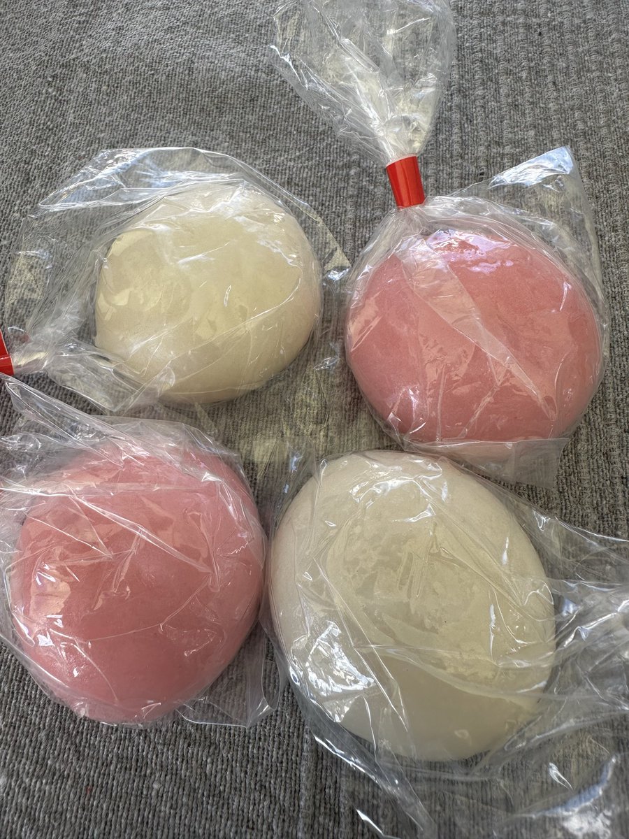 isonogatsuo's tweet photo. 地区の祭りで福の種(神楽の途中で投げられる縁起のいい餅)もらった https://t.co/JebF5FSgOr