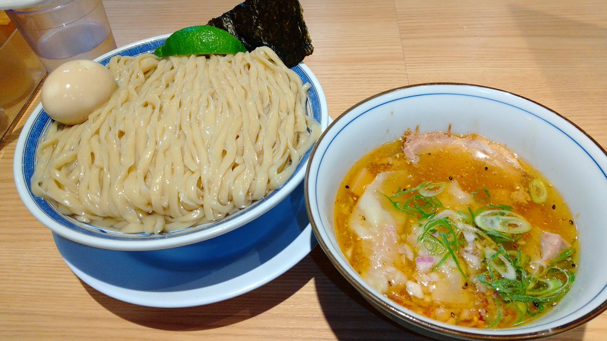 DNGN_Azuki2's tweet photo. 志木の千乃鶏にて
特上鰹昆布水つけ麺+麺大盛
久々に食べたけどもこのつけ麺やっぱり美味しいなー😋🍜
ライムを入れると塩味の角が取れて一気に爽やかになるのも凄い！ https://t.co/DPkX8peUSm
