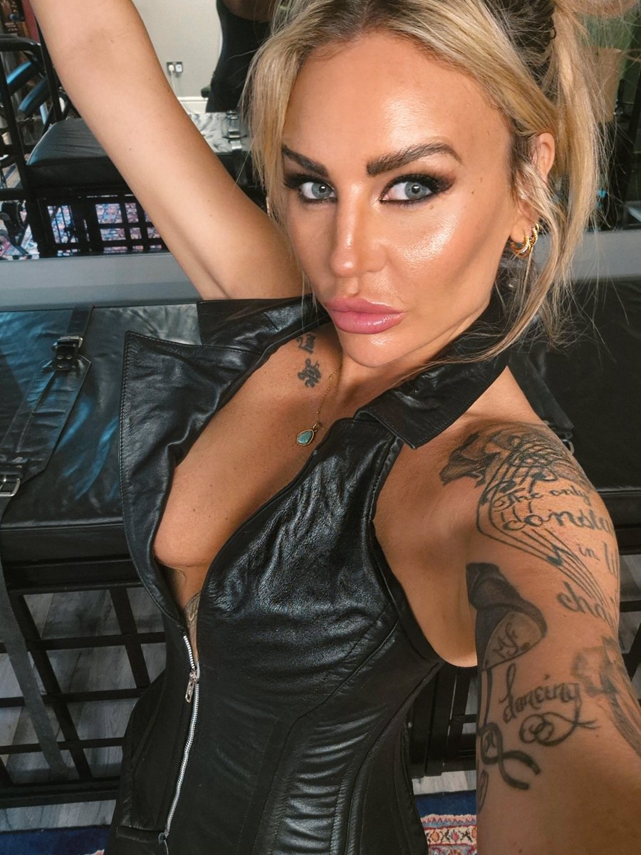 MissSarahJess's tweet photo. No spaces left today but will be ready again for some of you tomorrow! 😜

When I click My fingers you'll focus on nothing but My voice! 

Understood? https://t.co/epAHvmLFRm
